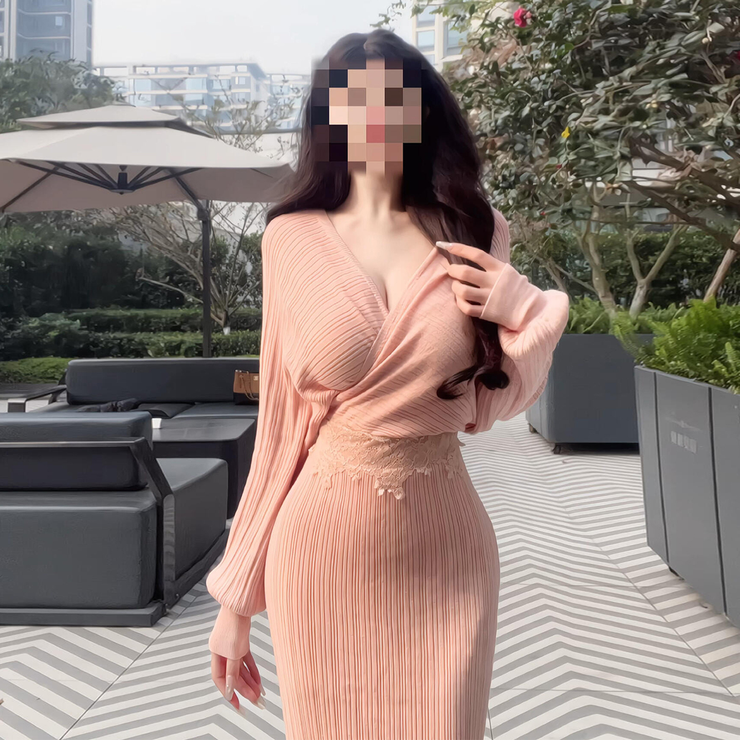 纯欲风粉色v领针织连衣裙子女秋冬2025新款修身气质收腰包臀长裙