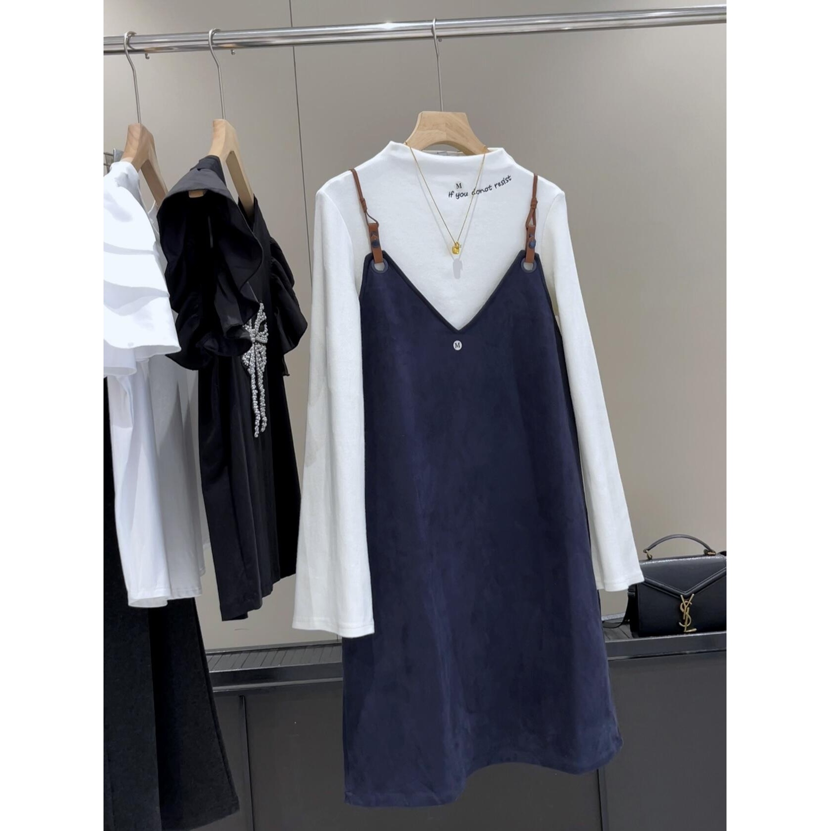 秋季女士字母刺绣针织衫+百搭吊带裙时尚套装