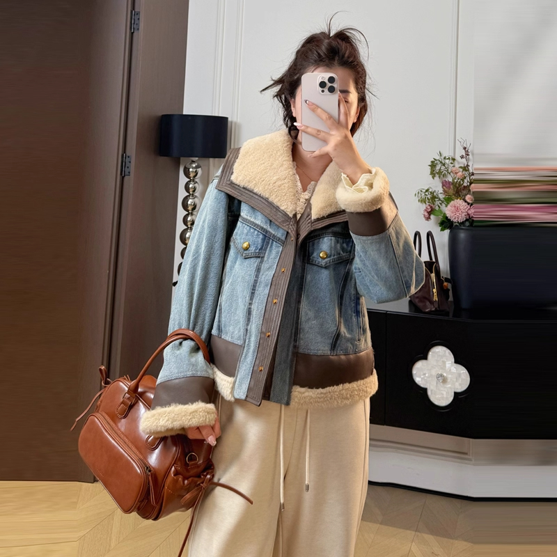 牛仔拼接羽绒服女2025冬季新款洋气羊羔毛拼接大翻领白鸭绒外套