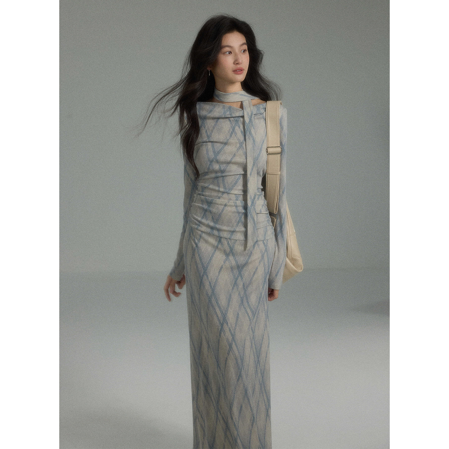 贰羊设计【清颜】气质温柔风荡领格纹连衣裙女秋修身印花飘带长裙