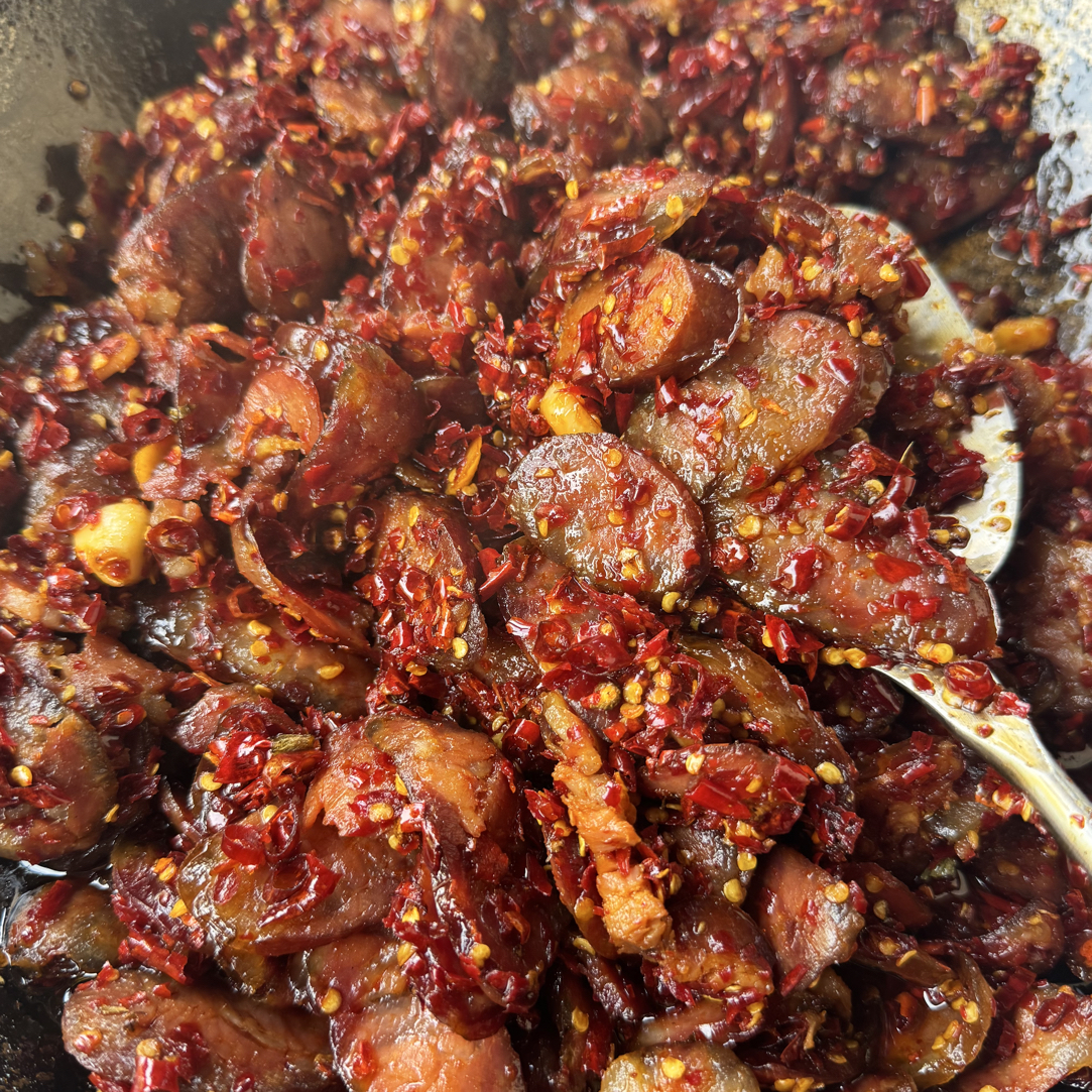 炒好的开盖即食的烟熏原味香肠