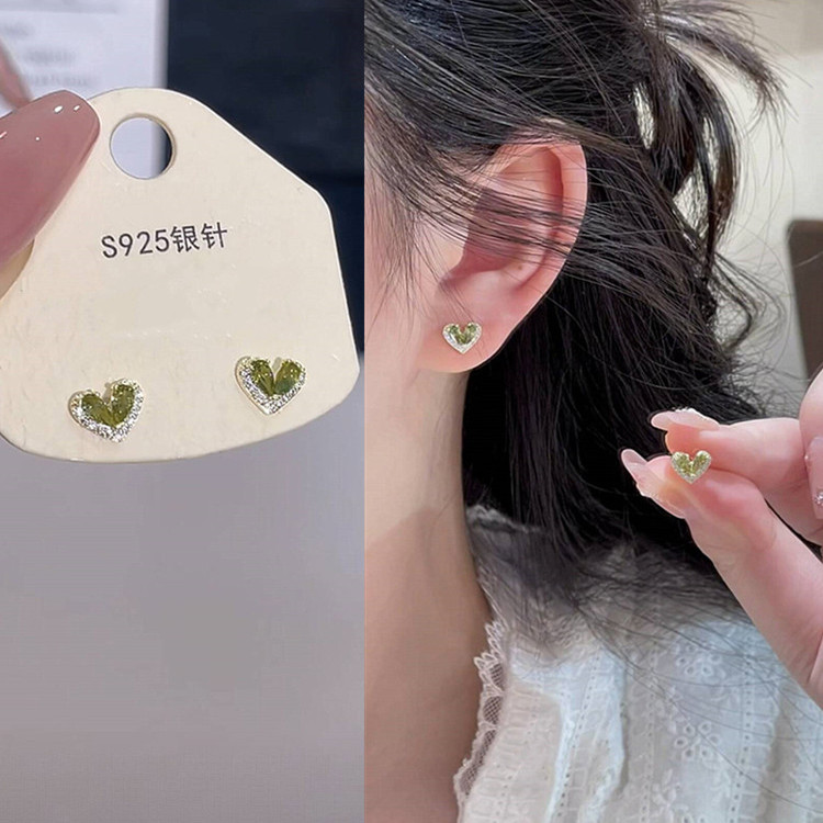 铜合金耳饰  绿色爱心锆石耳钉女轻奢小众设计感精致小巧百搭耳环