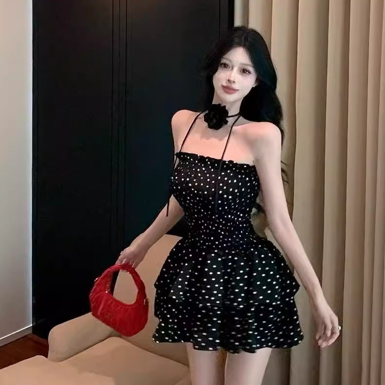 miu系一字肩抹胸波点黑色洋装女夏季纯欲甜辣收腰修身a字短裙子