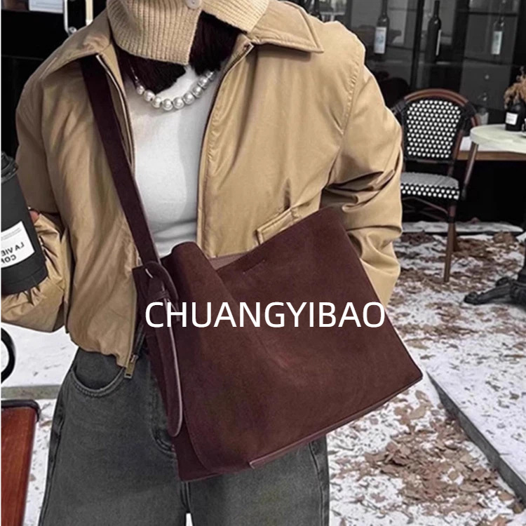 秋冬麂皮水桶包女2025新款日常通勤百搭单肩斜挎大容量通勤托特包