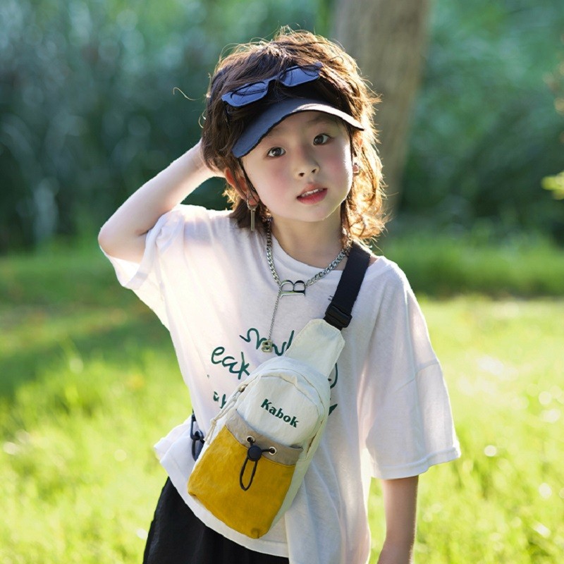 儿童包包2025新款潮酷洋气男童宝宝小胸包时尚女孩外出配饰斜挎包