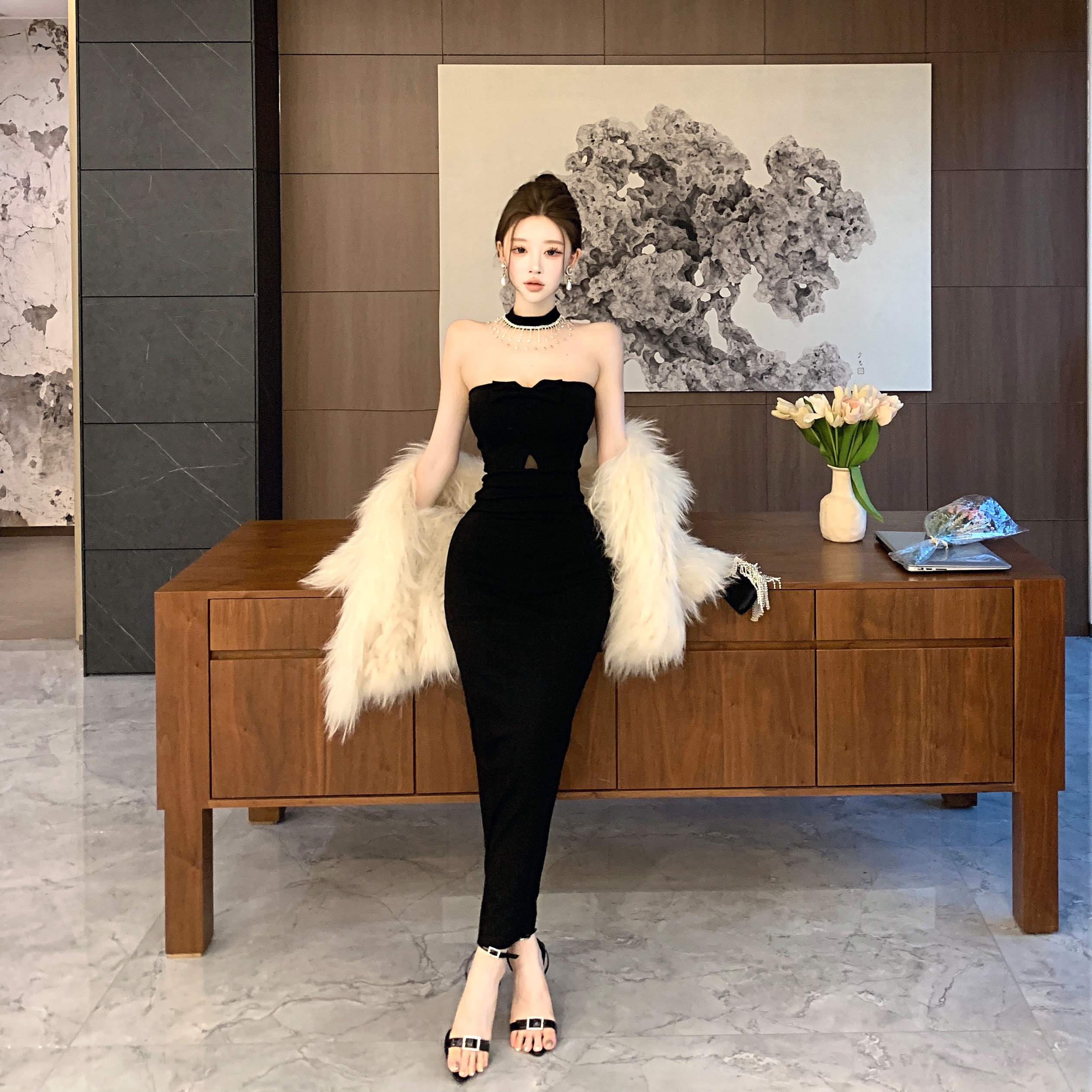 法式复古露背蝴蝶结高级感小黑裙紧身轻奢收腰挂脖秋冬修身连衣裙