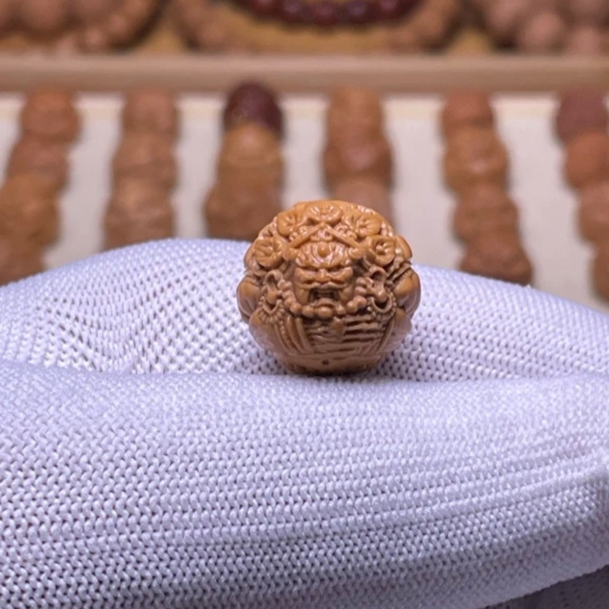 18左右猴头核桃黄财神，有正常封口线