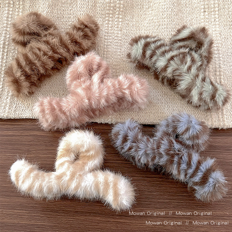 秋冬豹纹毛绒抓夹女高级感2025新款发夹后脑勺鲨鱼夹发卡夹子发饰