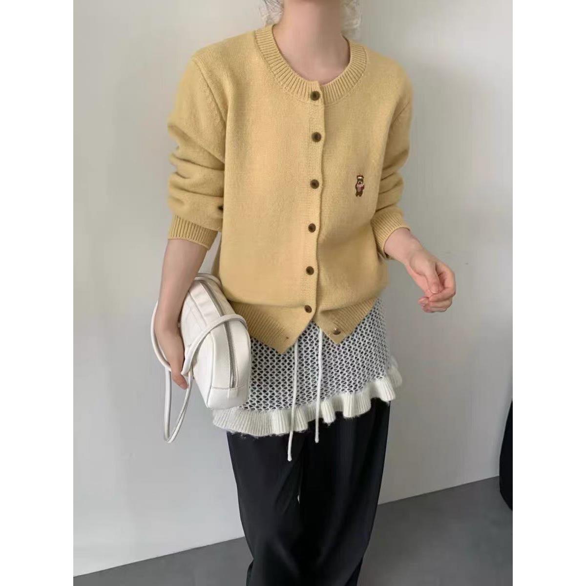 精致刺绣小熊针织开衫女秋冬新款单排扣圆领长袖毛衣外套软糯上衣