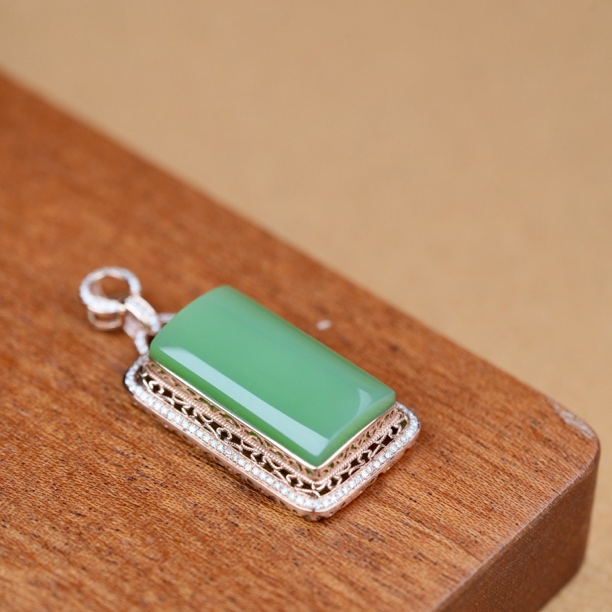 金伴钻镶和田玉碧玉粉绿平安无事牌吊坠18k金镶嵌冰阳绿石坠