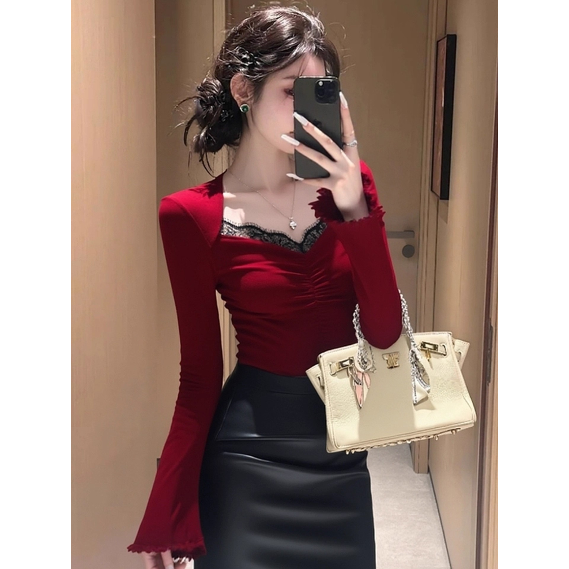 秋冬巨好看的轻熟上衣高级感小众不撞款独特别致红色蕾丝拼接T恤