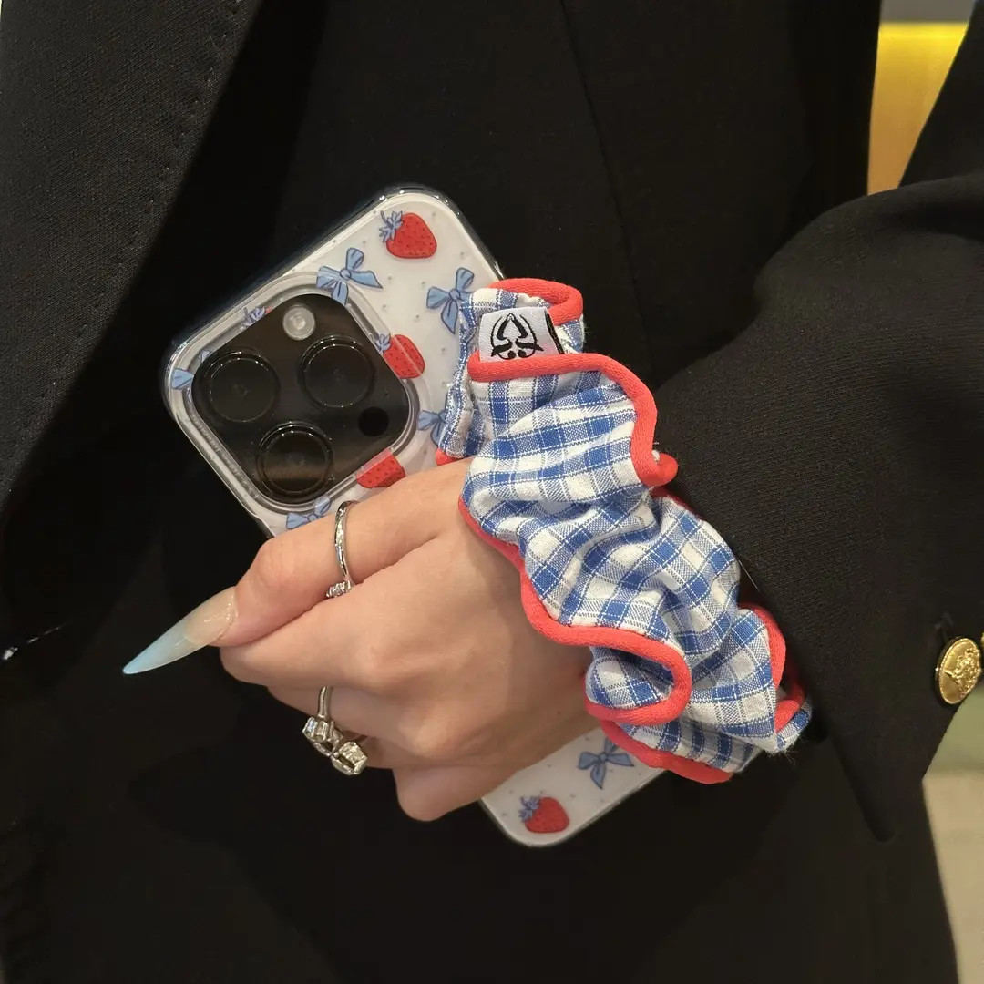 蝴蝶结草莓腕带适用苹果17pro手机壳16puls华为META70防摔小米15