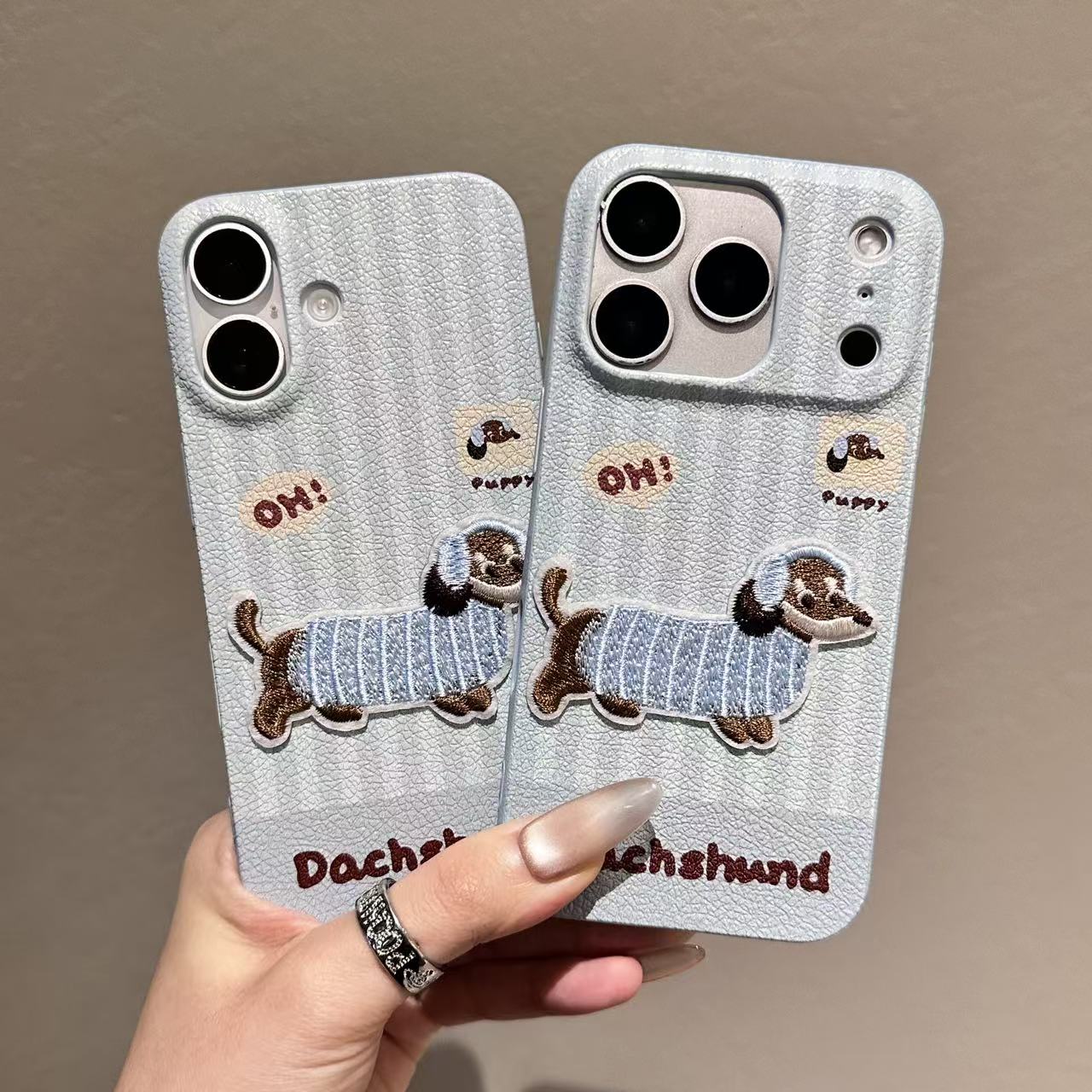 秋冬刺绣耳机小狗仿皮纹适用苹果iPhone17pro/16/14/15手机壳防摔