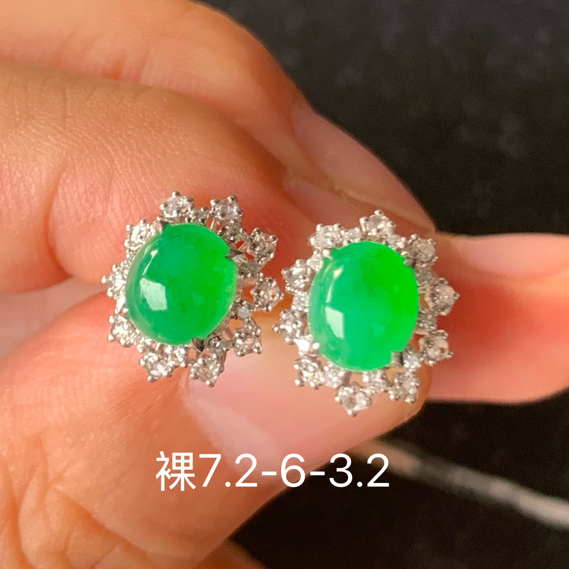 冰绿蛋面天然翡翠耳钉 镶嵌精致 女生配饰