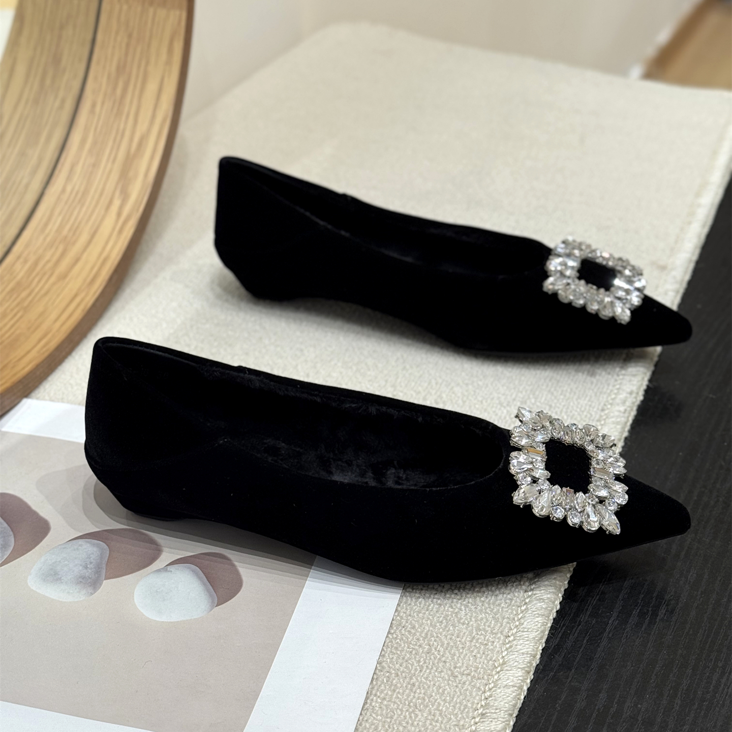 尖头气质仙女风加绒水钻毛毛鞋女2025新款冬季低跟浅口金丝绒单鞋