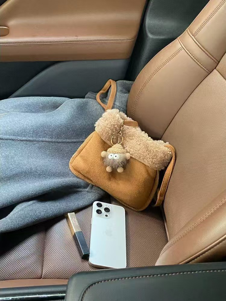 治愈系羊羔毛拼接麂皮绒斜挎手机零钱包秋冬松弛感毛绒口袋零钱包
