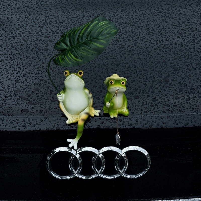 车载恶搞悠闲坐姿青蛙撑伞青蛙钓鱼创意玩偶车尾中控台摆件装饰品