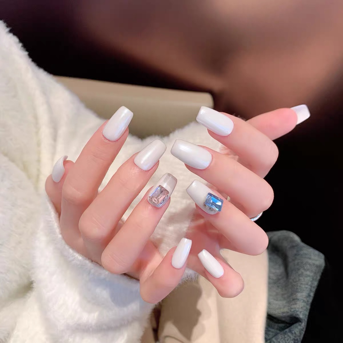 秋冬爆款高级感纯色爆闪白色极光珍珠粉方钻简约穿戴甲纯手工美甲
