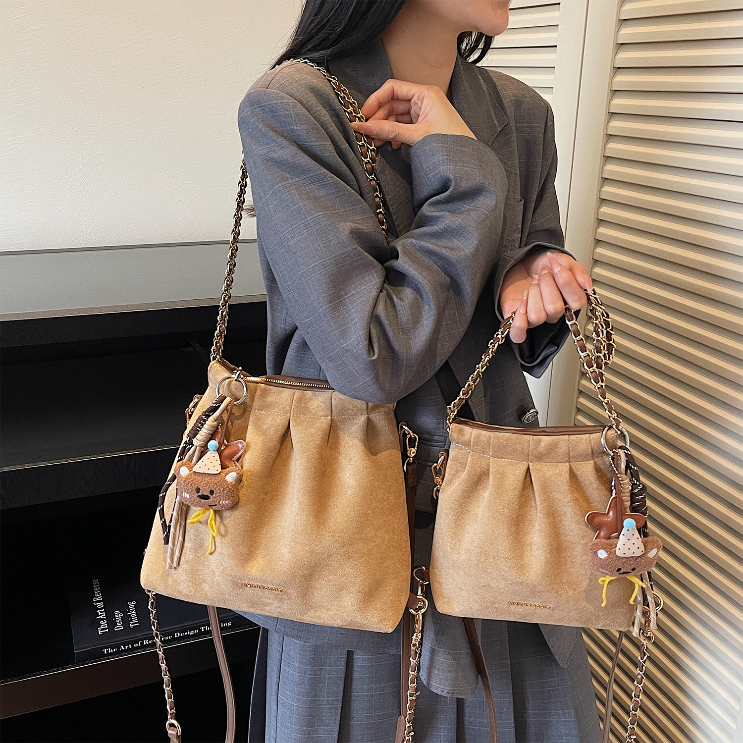 艾米兔女包2026新款潮流时尚百搭双肩包简约纯色质感褶皱单肩包