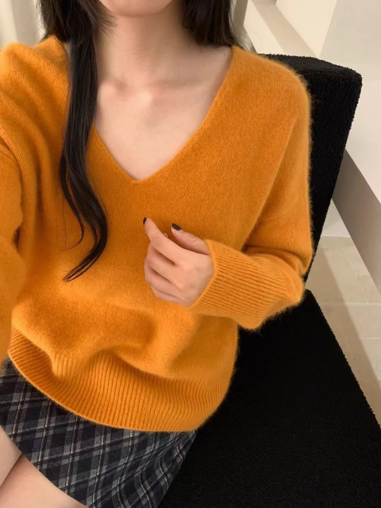 今年流行色针织衫女2025秋季新款韩版V领慵懒风百搭显瘦软糯毛衣