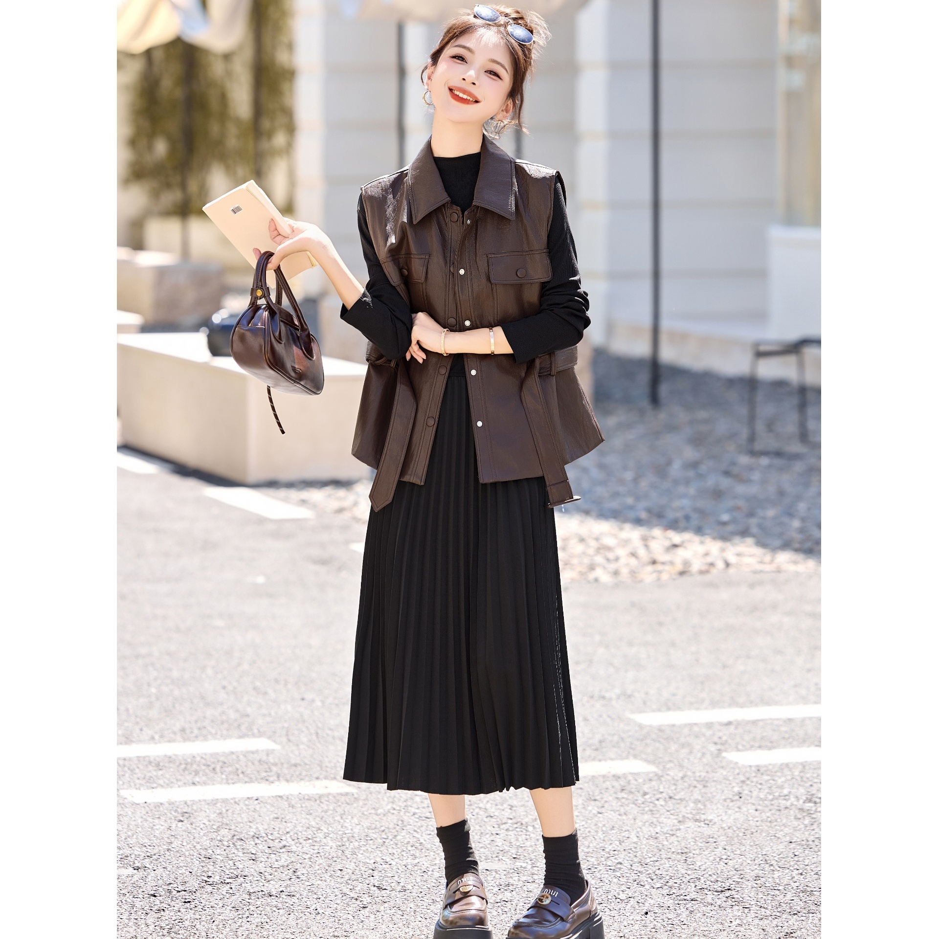 高级感气质套装裙女2025秋季新款翻领皮马甲百褶长袖连衣裙两件套