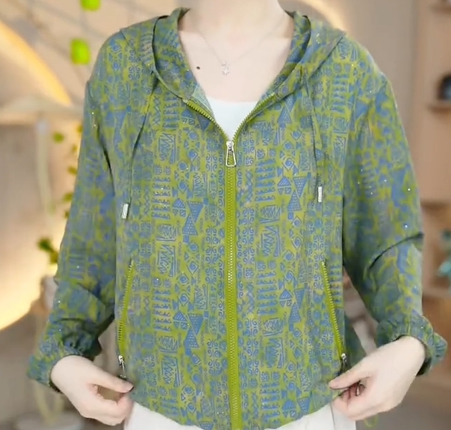 时尚百搭女士薄款防晒衫2025年新款印花设计休闲连帽妈妈防晒夏装