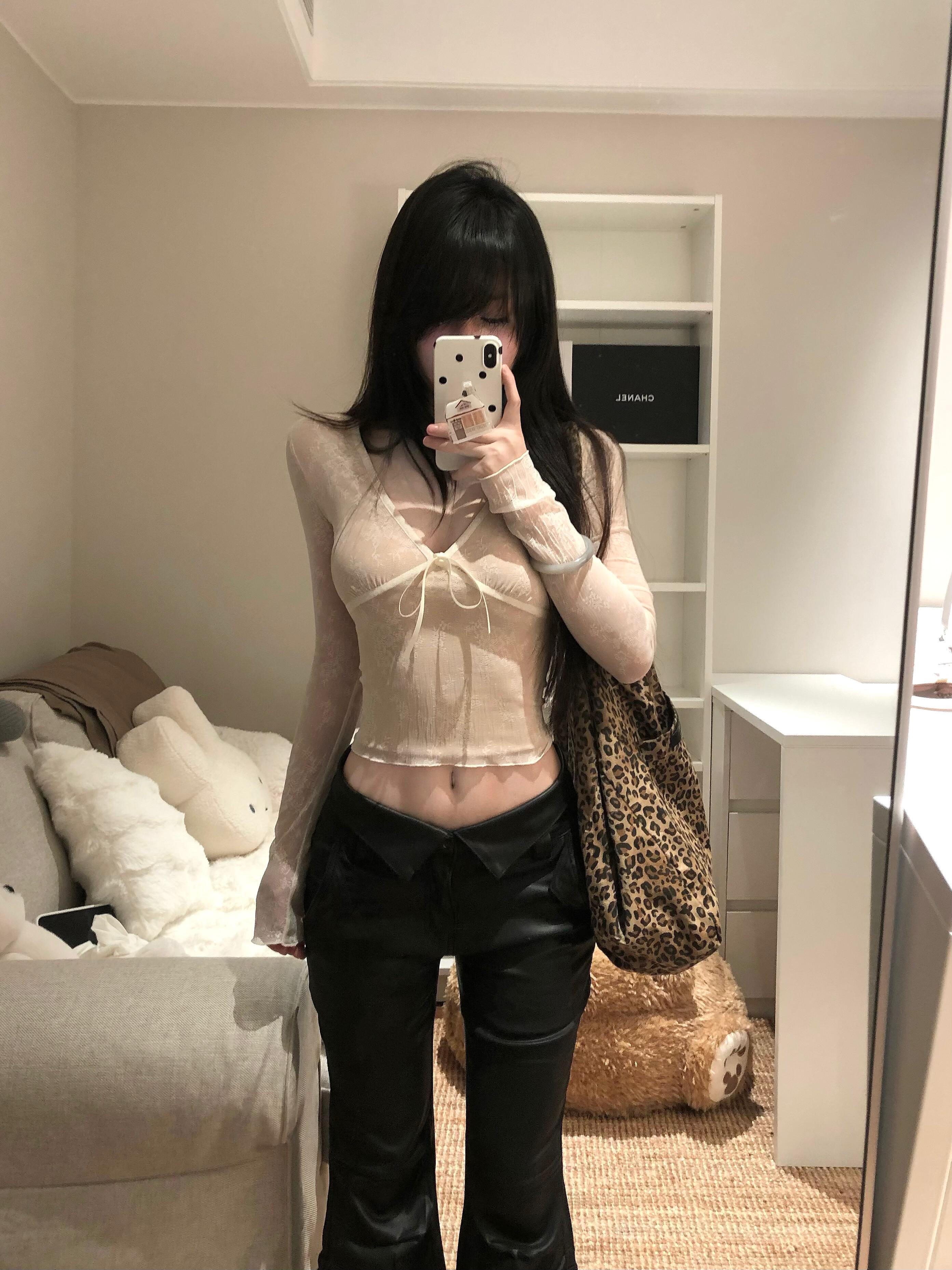 法式纯欲微透v领系带长袖t恤女春秋性感减龄修身打底衫短款上衣潮