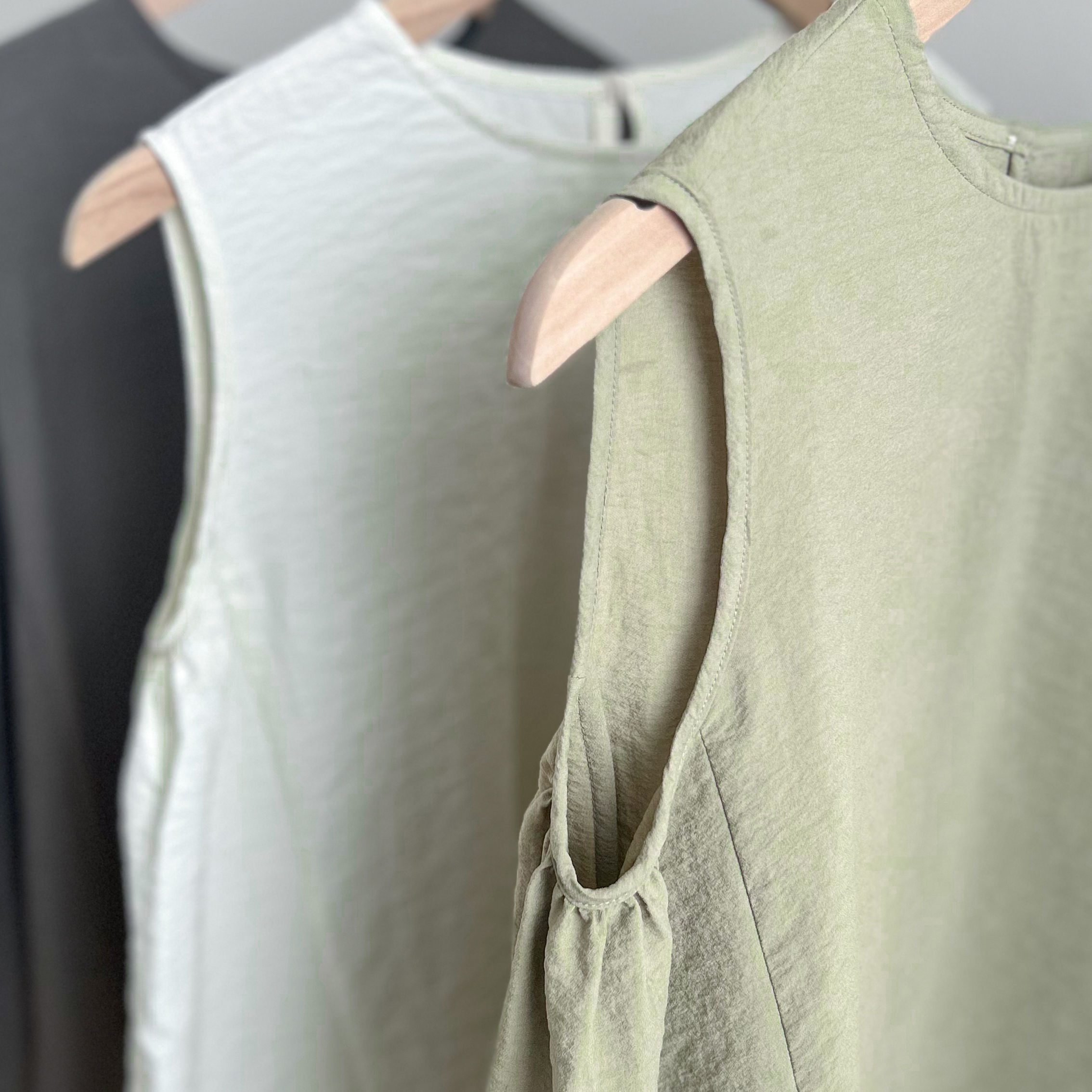 尘染减龄宽松背心女2025夏季新款桑蚕丝无袖上衣休闲干丝吊带