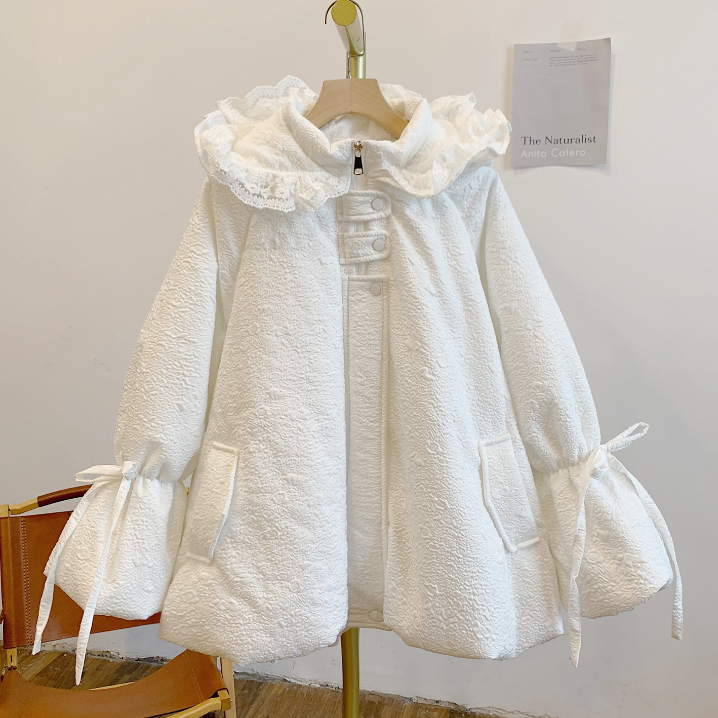 奶芙Y2332夹棉浮雕纹系带蝴蝶结蕾丝边连帽棉衣