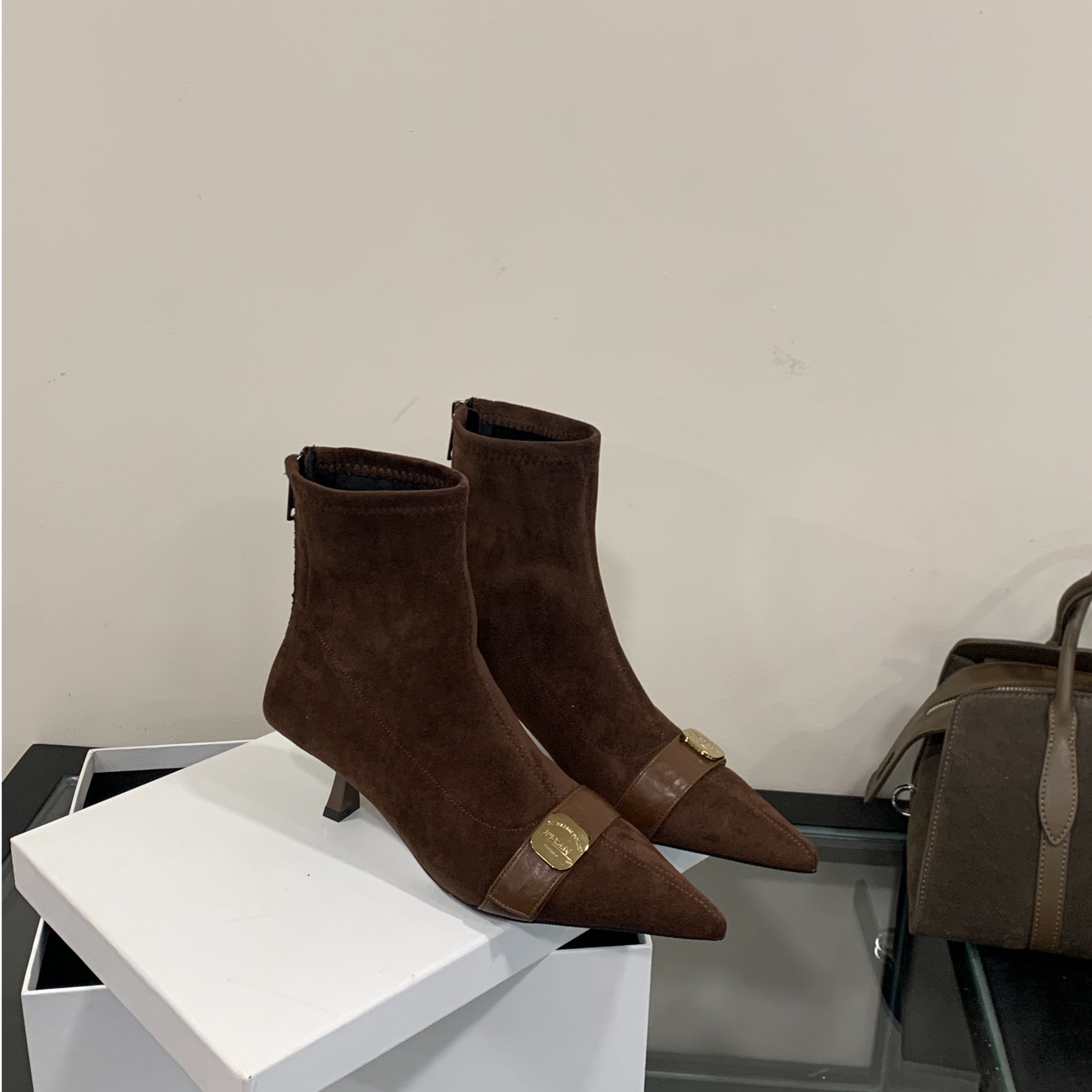 法式高跟后拉链绒面细跟复古小香风尖头短靴秋冬时尚金属扣瘦瘦靴