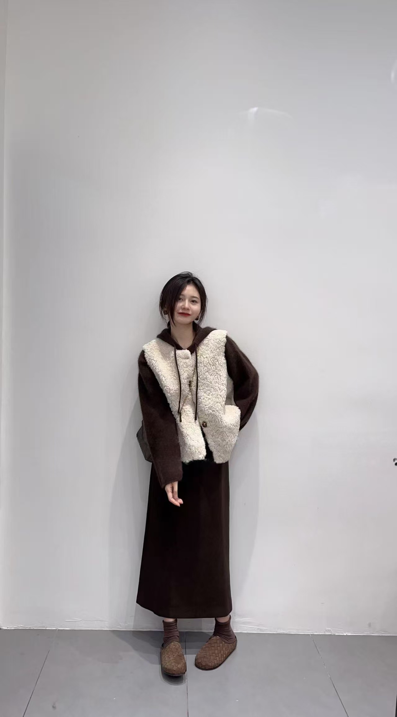 2025秋季新款韩系慵懒风连帽休闲长袖上衣毛毛马甲半身裙三件套