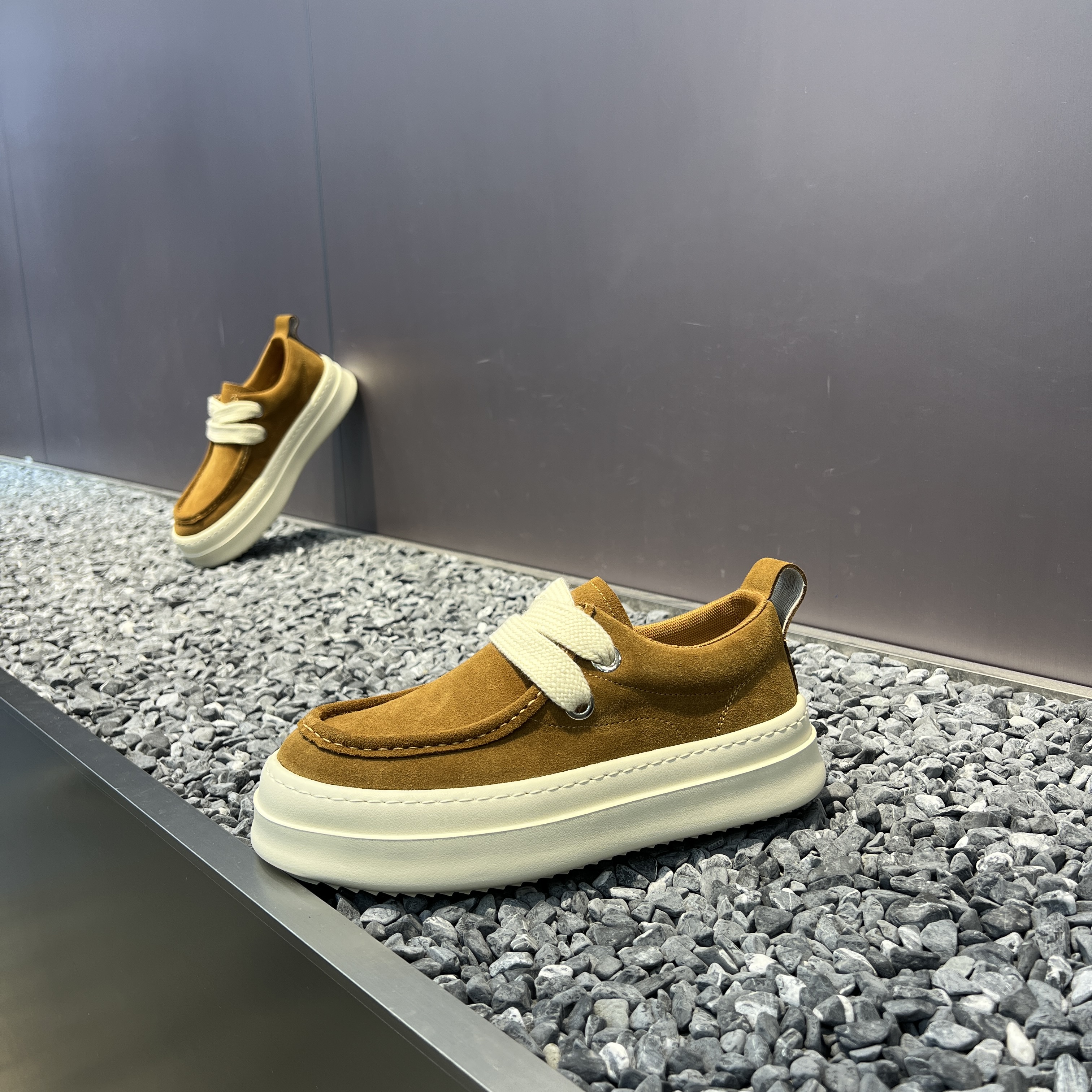 2025广州秋冬磨砂皮系带百搭舒适时尚透气真皮厚底超轻休闲板鞋