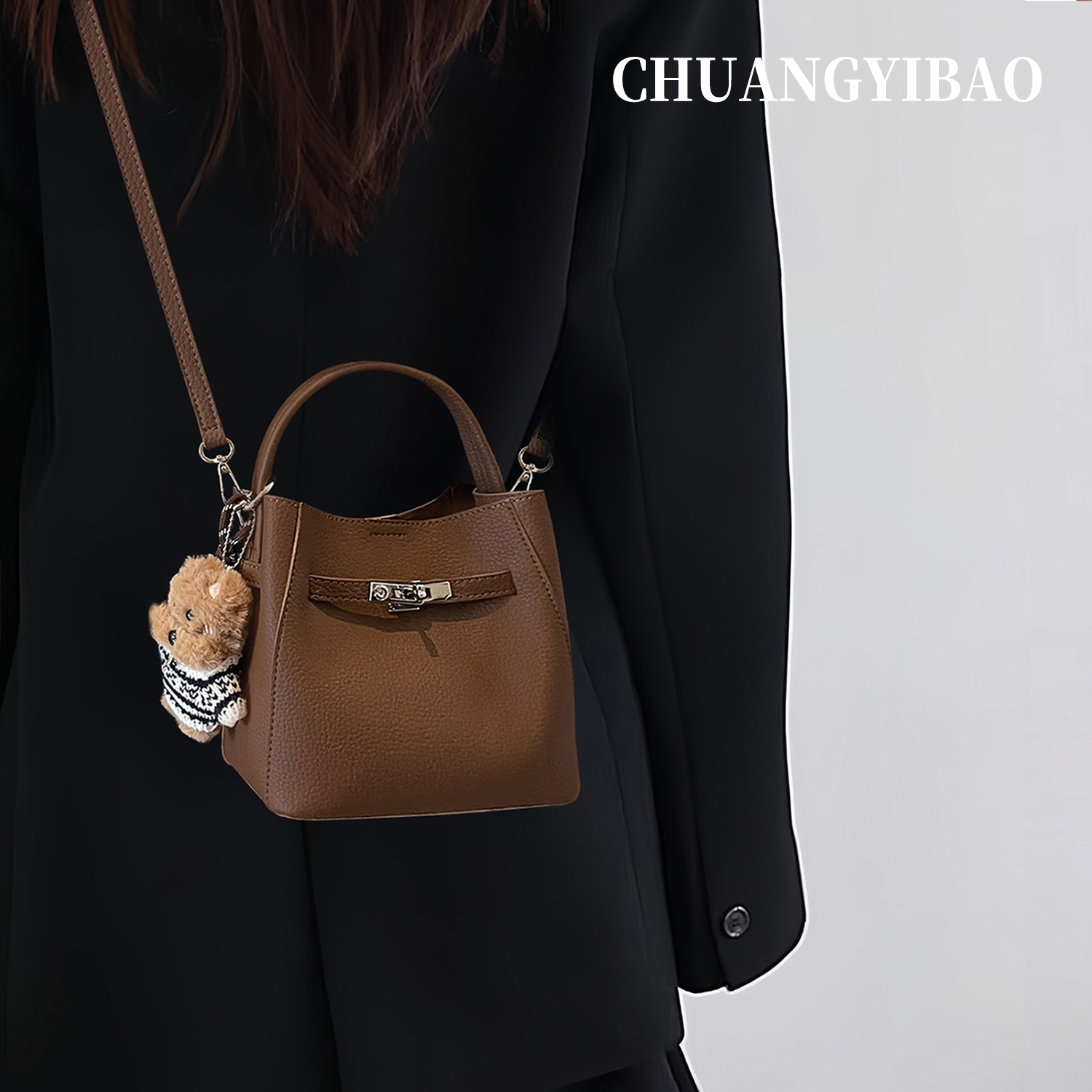 超火手提水桶包包女式2025新款秋冬轻奢小众高级感百搭斜挎小拎包