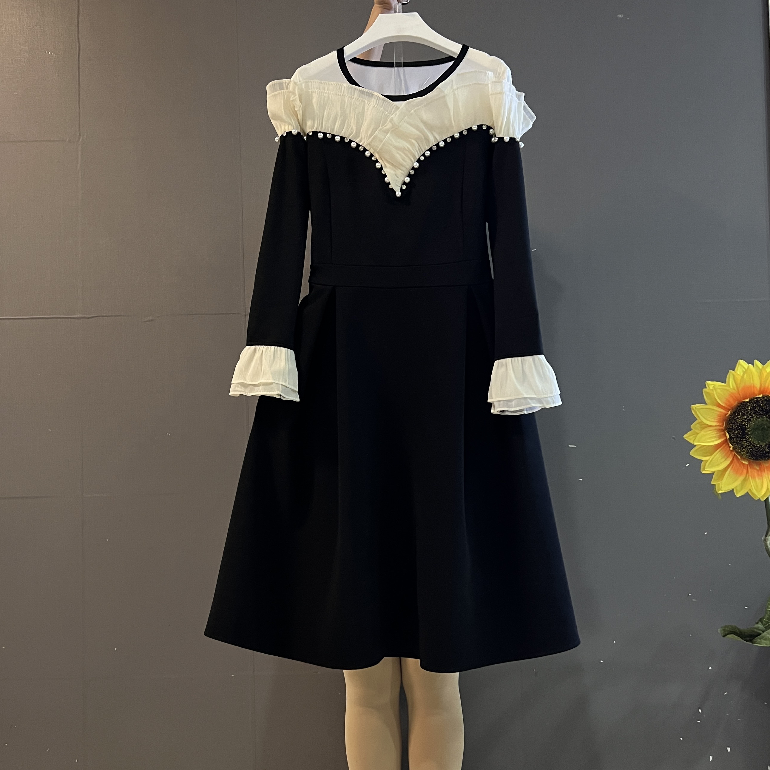 新款法式赫本风蕾丝圆领拼接收腰显瘦气质连衣裙