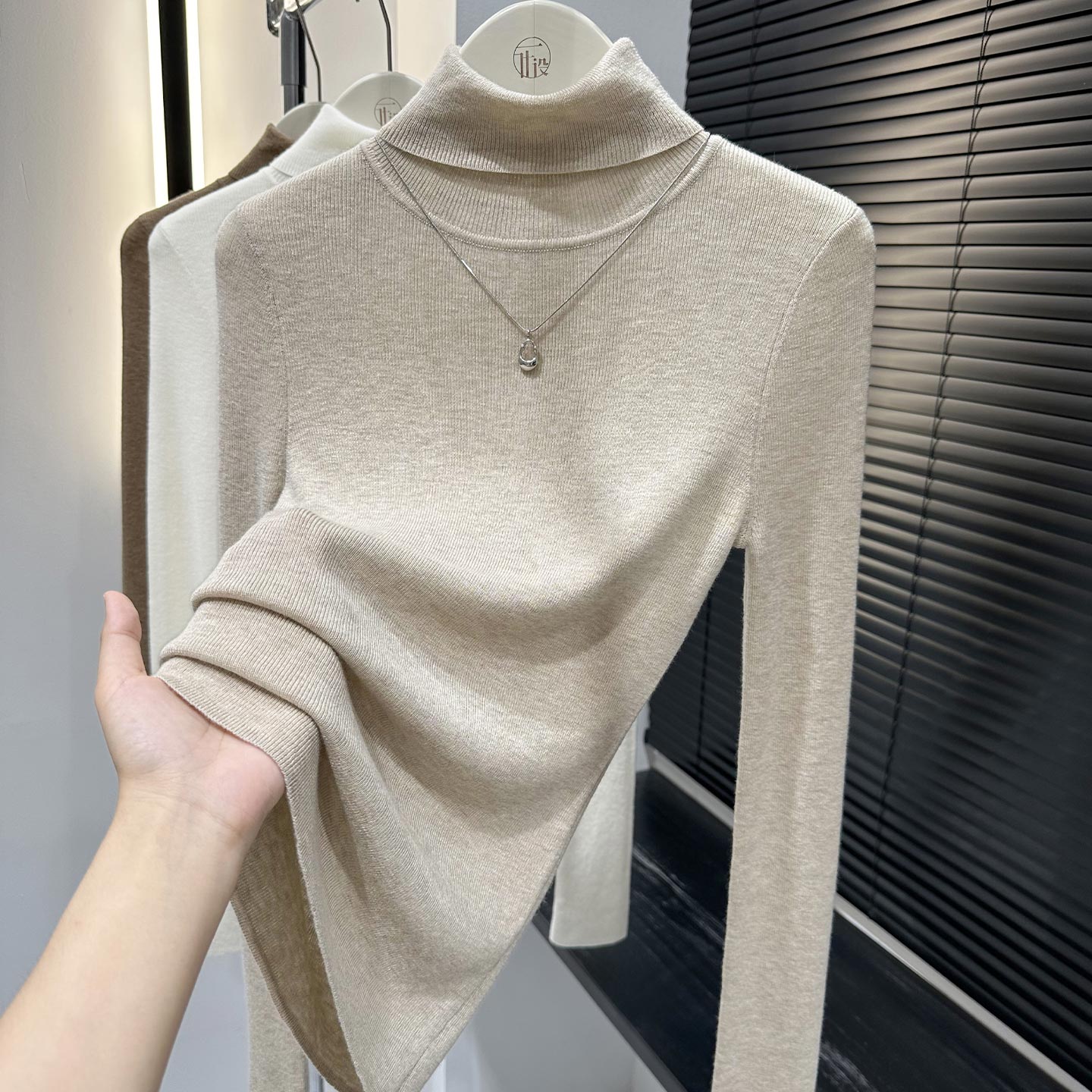 燕麦色气质高领套头保暖针织衫秋冬新款内搭长袖打底衫洋气上衣女