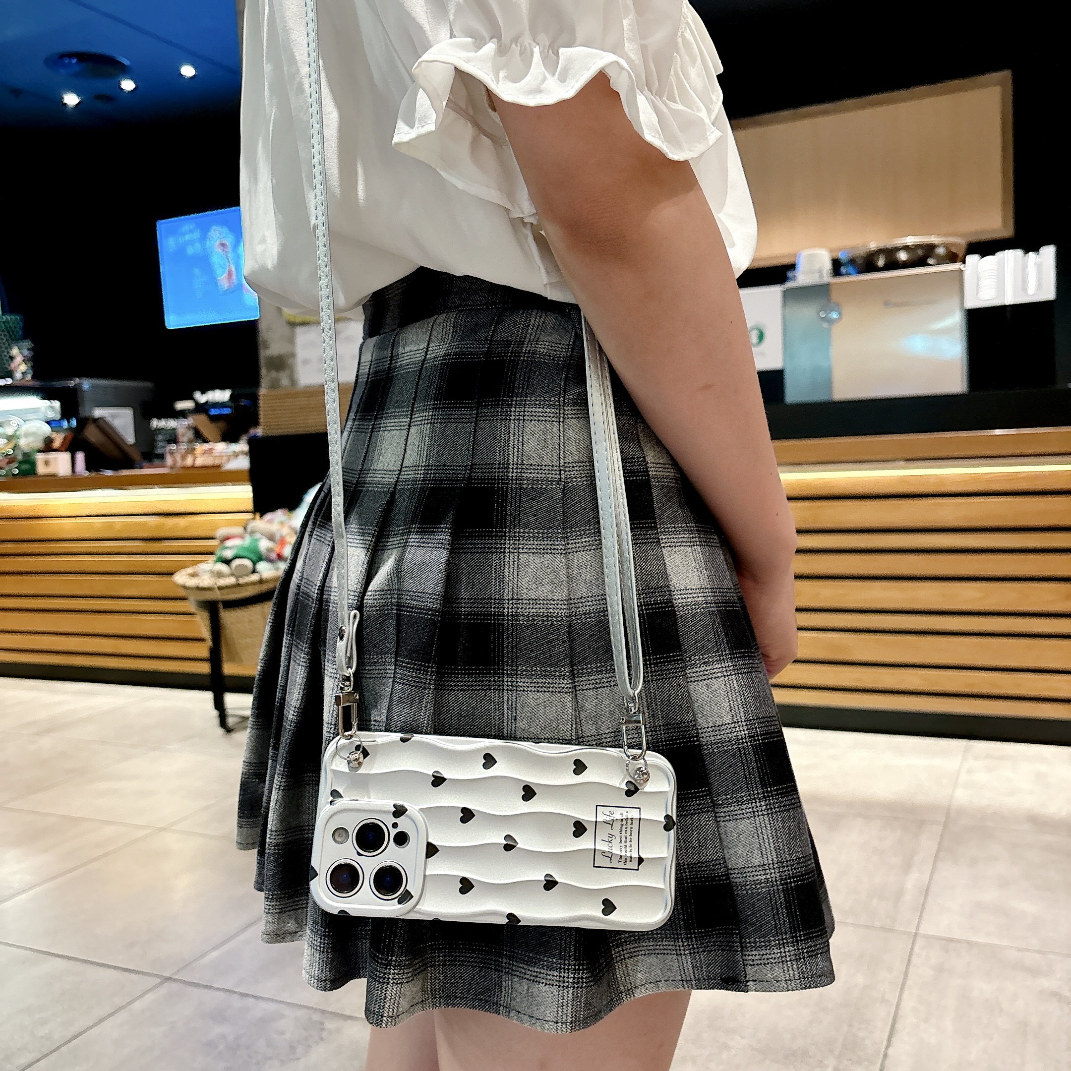 波点爱心适用苹果16Pro手机壳皮质斜挎绳iPhone15女14潮流13软12