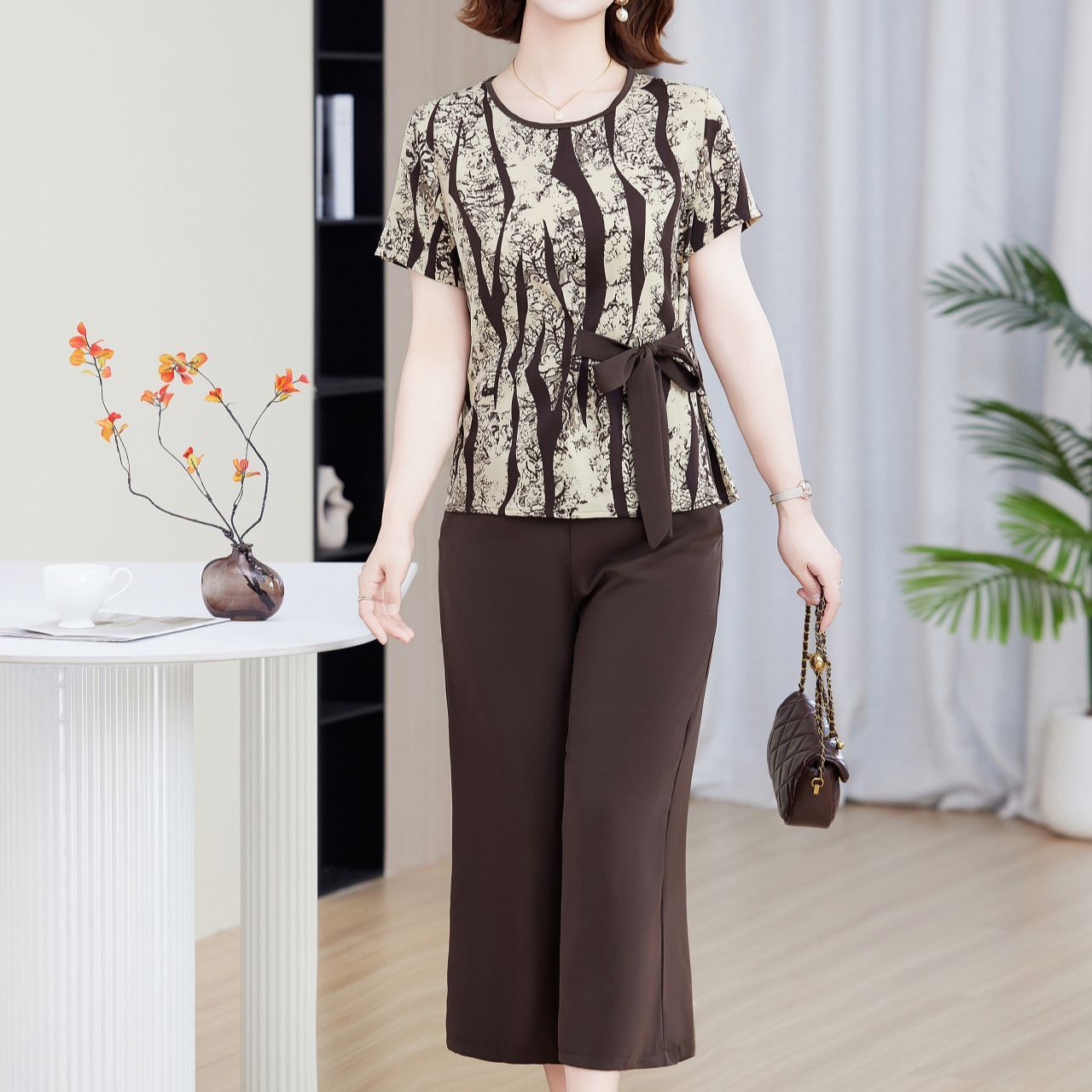 高档女士薄款遮肉显瘦套装夏装印花T恤阔腿裤中年妈妈减龄两件套