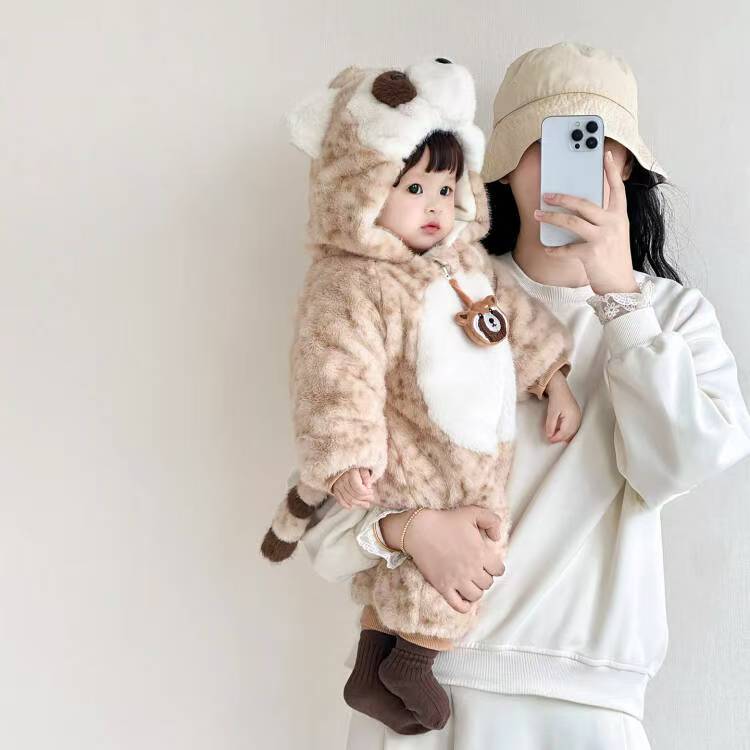 婴儿冬季连体衣男女宝宝加厚衣服新生儿加绒可爱外出服连帽棉衣服