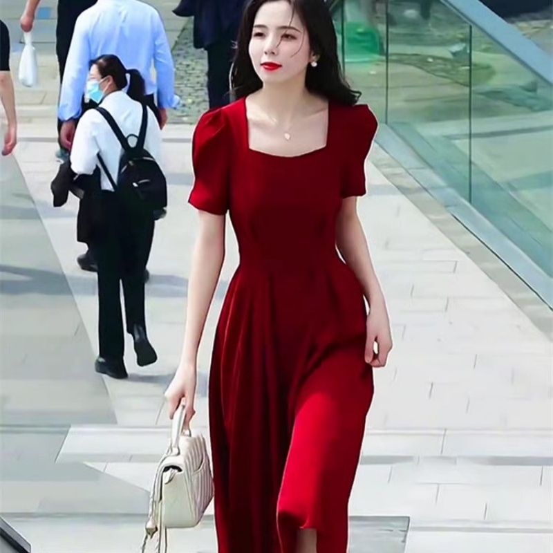 红色连衣裙女2025夏季新款法式收腰气质方领高级感赫本风敬酒服