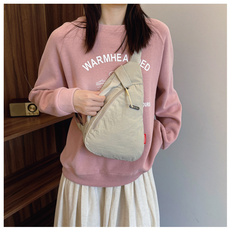 潮流时尚单肩斜挎包户外出行收纳包机车风胸包休闲百搭胸包小背包