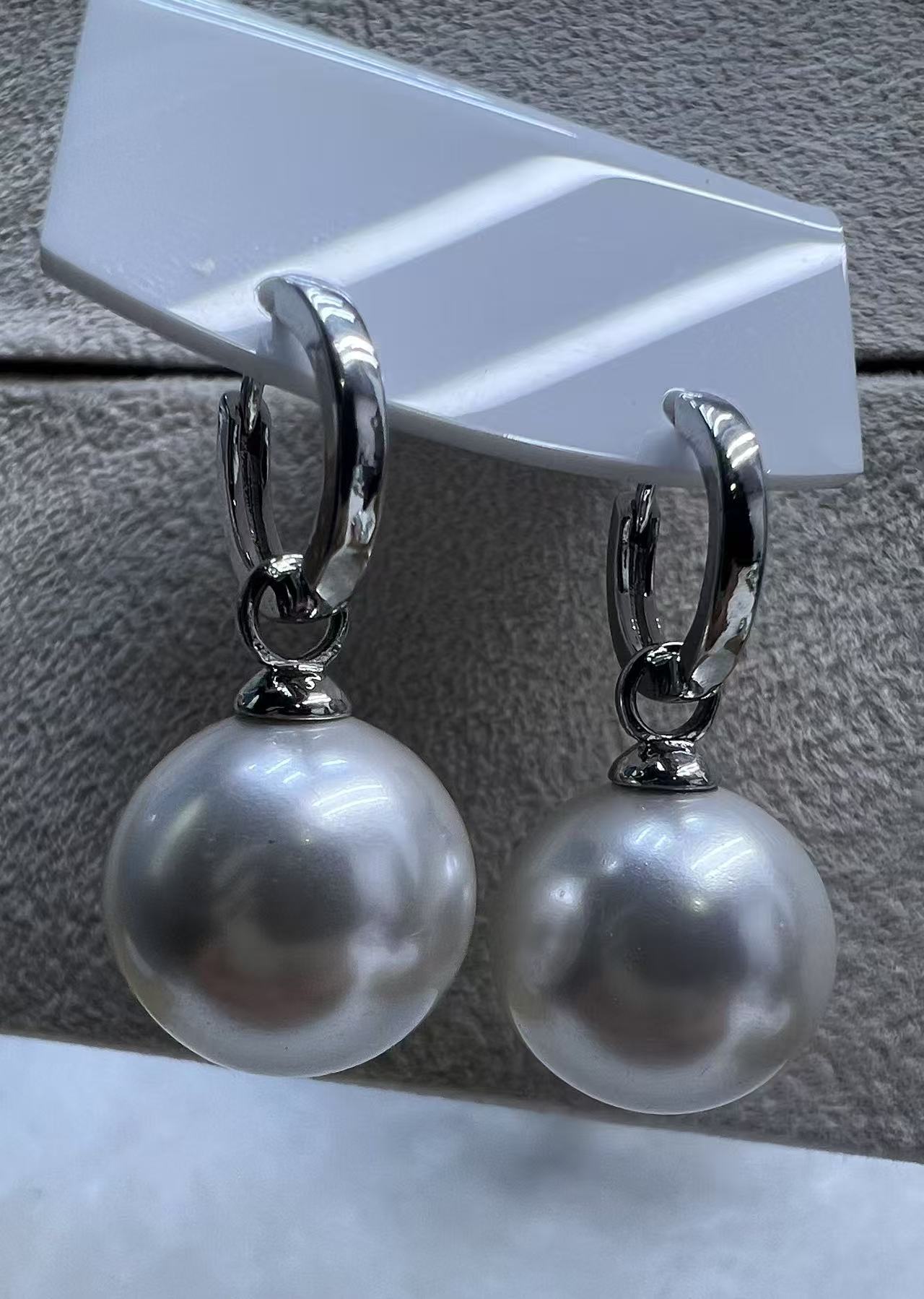 圆扣女强光白色轻奢原创设计耳环精致简约简单耳钩耳饰