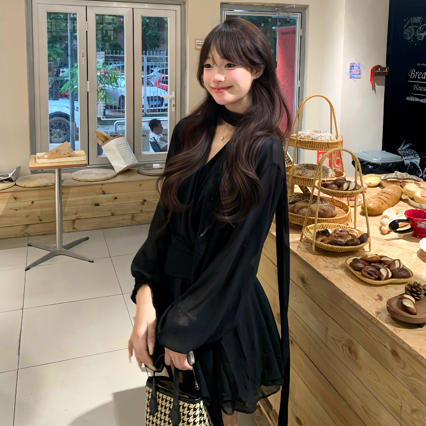 韩系高级设计感黑色长袖连衣裙女秋冬2025新款高腰显瘦挂脖短裙子