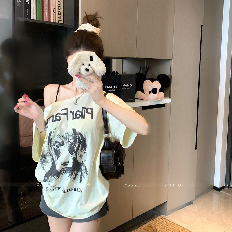 美式小狗印花露肩短袖T恤女装夏季别致绝美气质斜肩显瘦宽松上衣