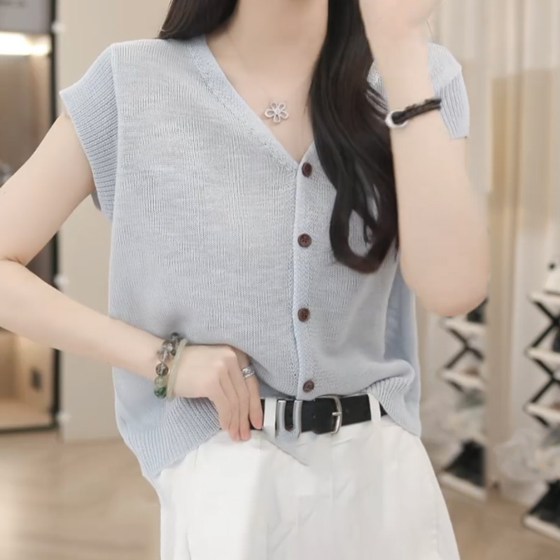 2025年夏季新款单排多扣设计感V领短袖针织衫女减龄气质百搭上衣
