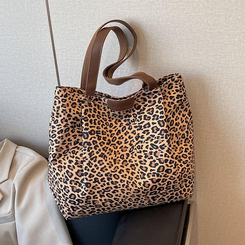 大容量通勤包包女流行爆款单肩帆布包豹纹百搭托特包妈咪包手提袋