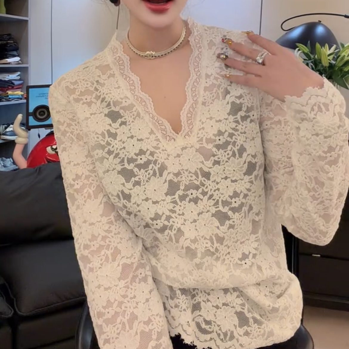 新款欧货蕾丝v领百搭女上衣长袖微透打底衫