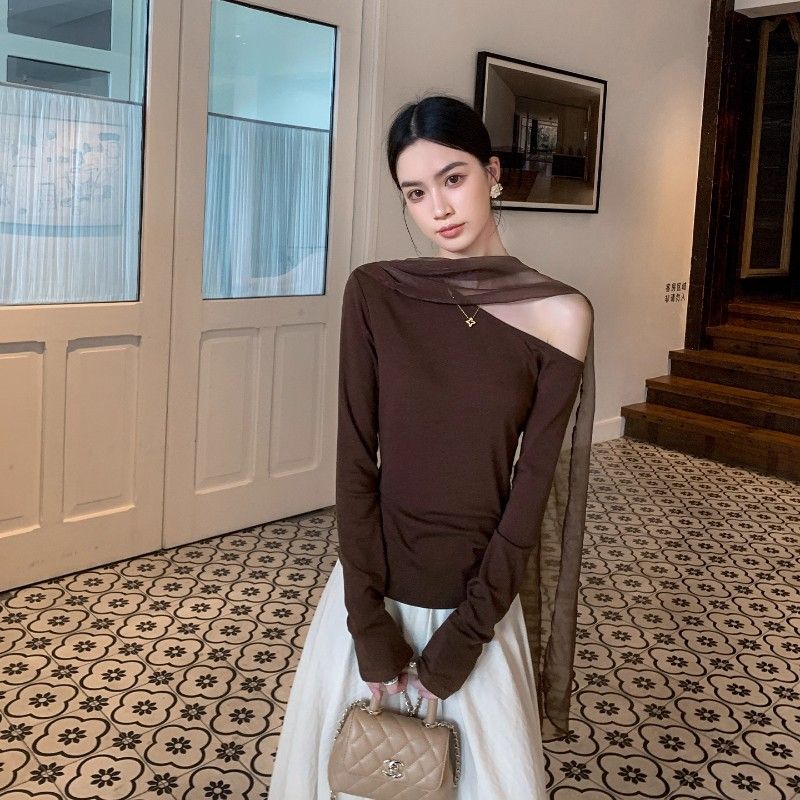 飘带设计感咖色打底衫女秋季斜肩一字肩长袖T恤巨好看的早秋上衣