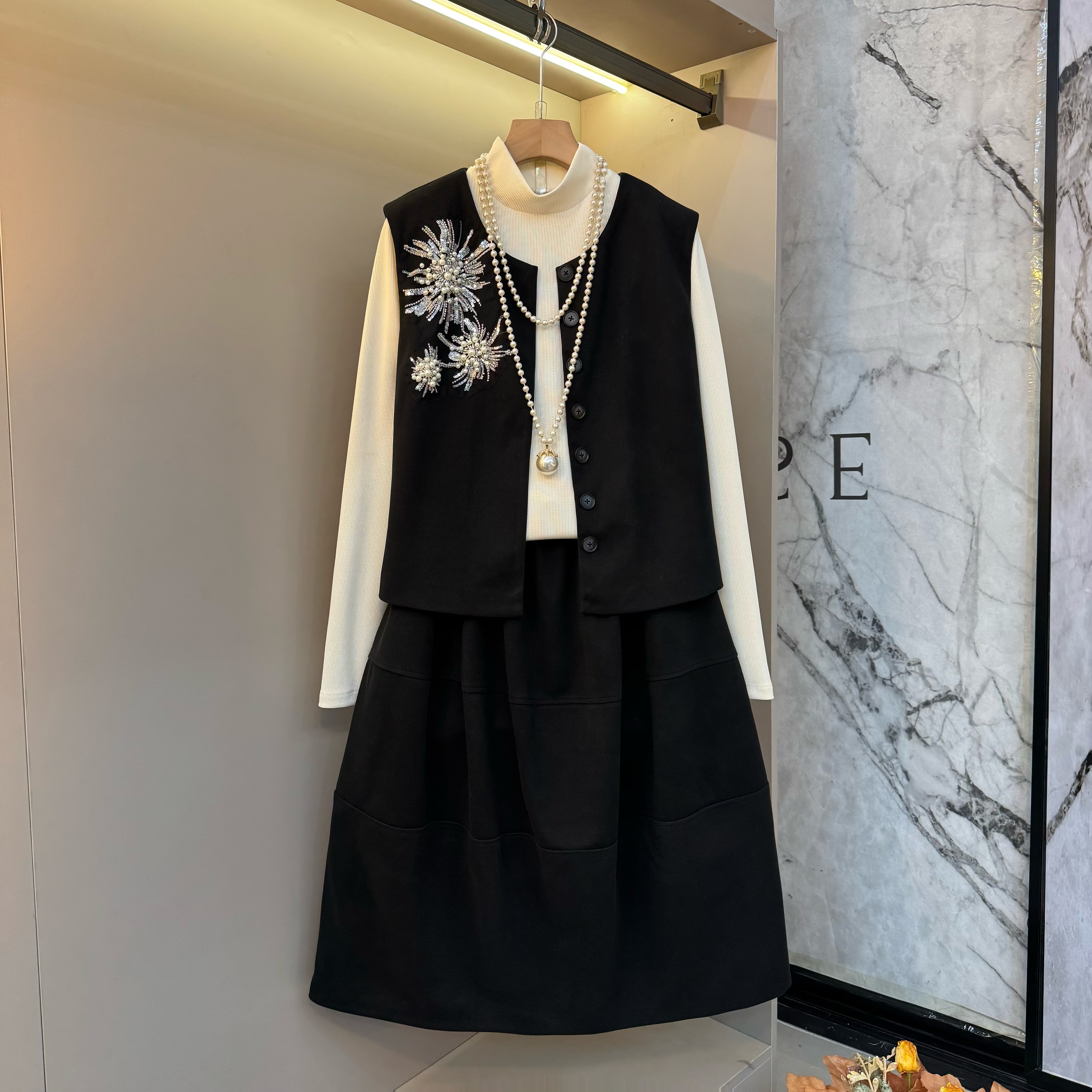 2025新款洋气轻熟洋气珠花复古高级气质内搭+马甲+半裙套装6089