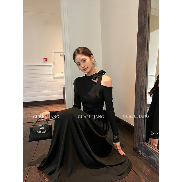 绝美针织连衣裙女不规则斜肩修身显瘦镂空挂脖露肩长袖黑色大摆裙