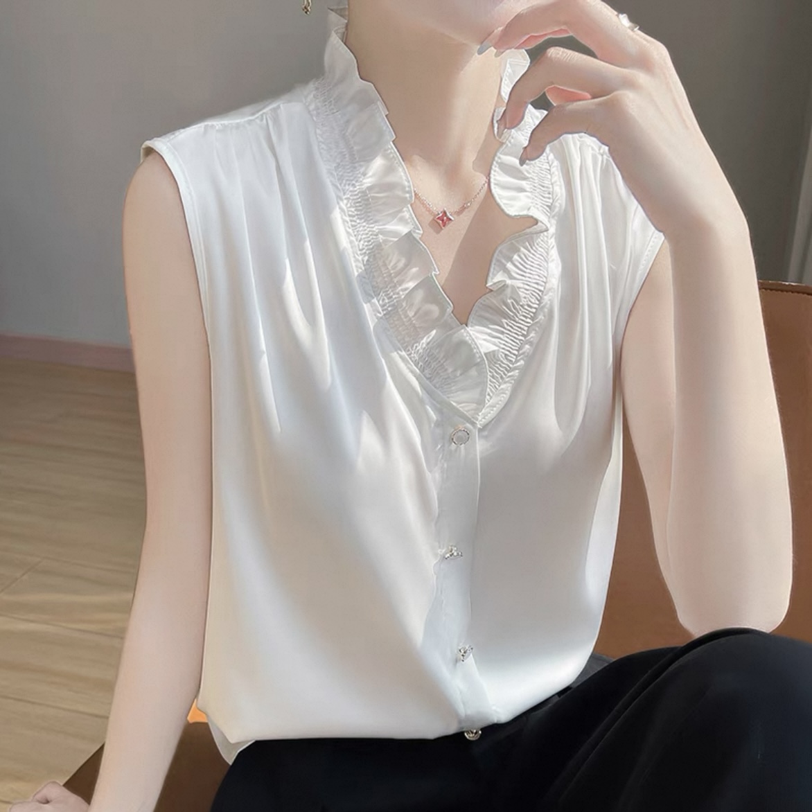 法式V领木耳花边丝滑缎面无袖衬衫气质内搭女叠穿背心打底百搭